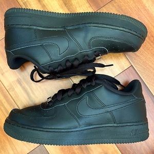 Black Nike AF1 Low Top Size 5Y worn once. Including crease proof inserts.